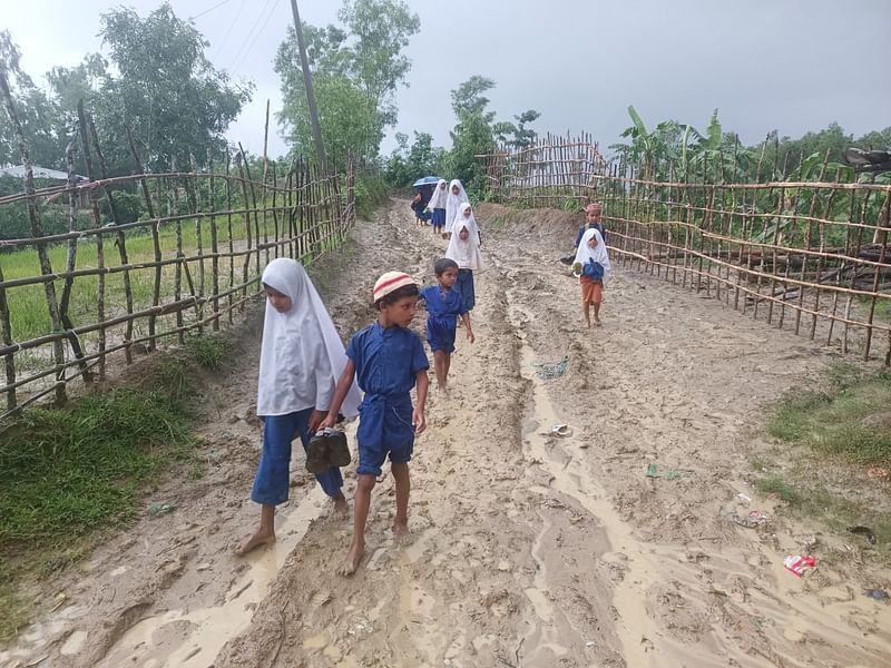 সামান্য বৃষ্টিতে সড়কটির এই দশা হয়েছে। কাদায় ঢাকা এই সড়ক দিয়েই স্কুলে যেতে হয় খুদে শিক্ষার্থীদের। গত সোমবার বিকেলে চট্টগ্রামের লোহাগাড়ার পুটিবিলা পহরচান্দা এলাকায়